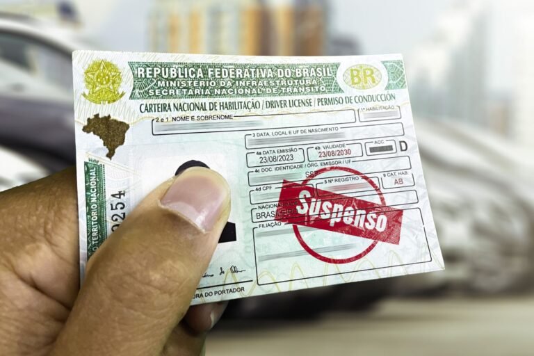 cnh mao carros ao fundo suspenso